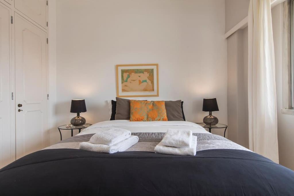 - Castle View Balcony Apartment *